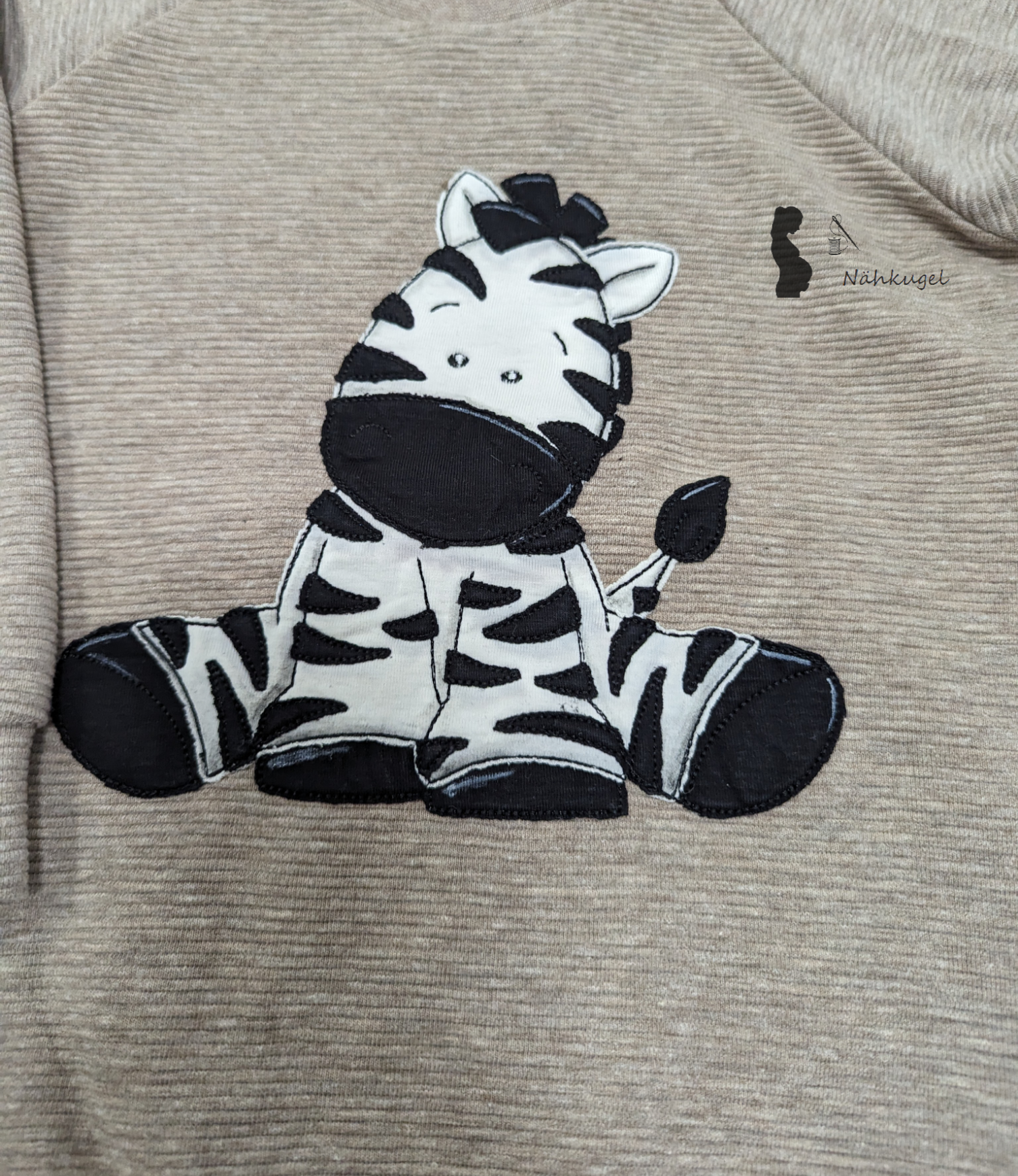 Ripp Pullover beige mit Stickerei Zebra in Gr. 98